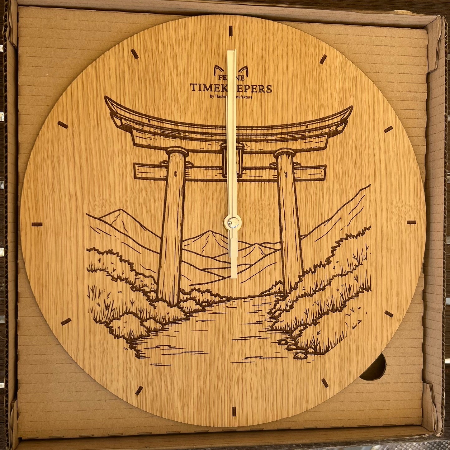 Dřevěné hodiny brána Torii - Feline Timekeepers