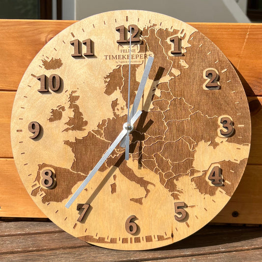 Dřevěnno hodiny s motivem mapy evropy feline timekeepers