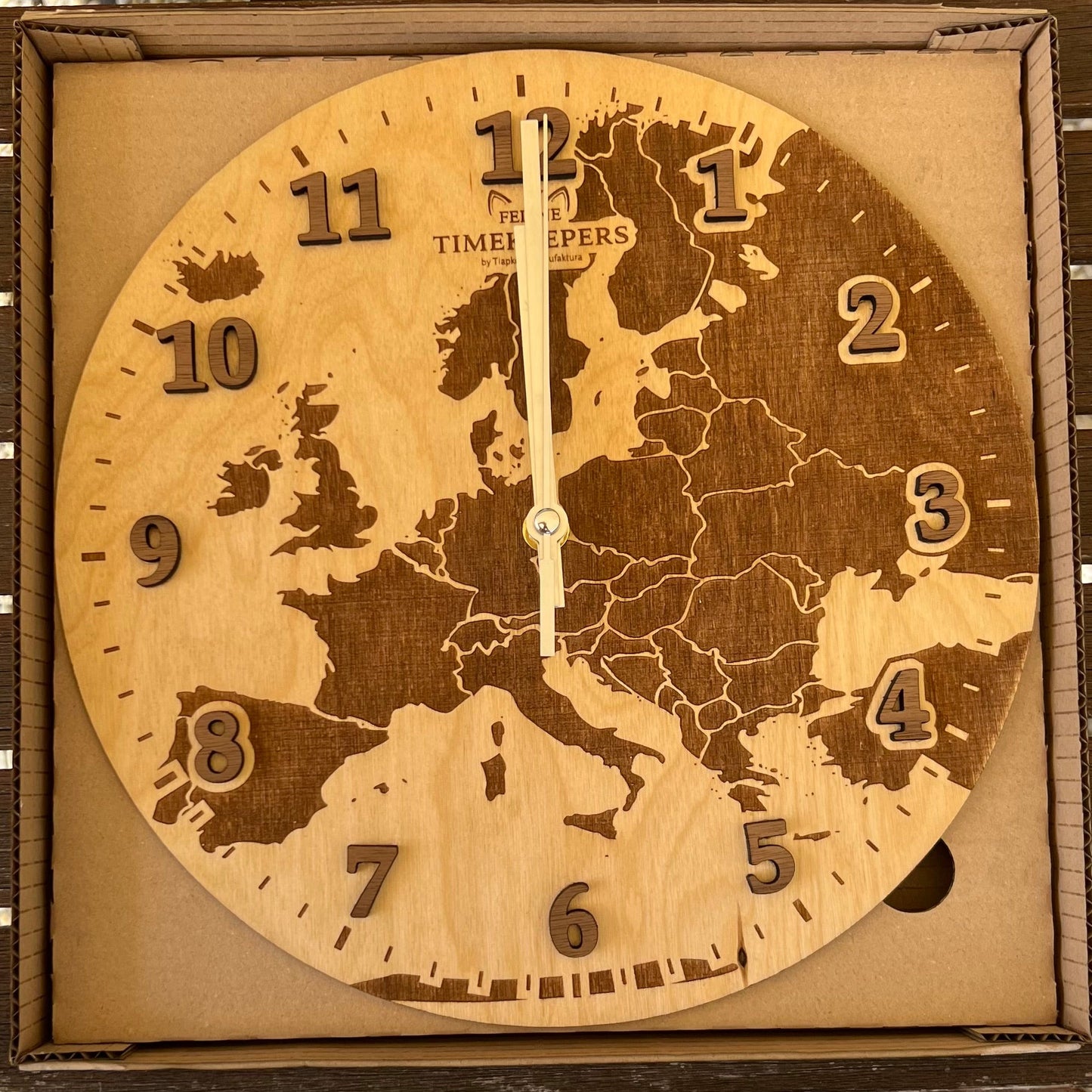 Dřevěnné hodiny s motivem mapy evropy feline timekeepers