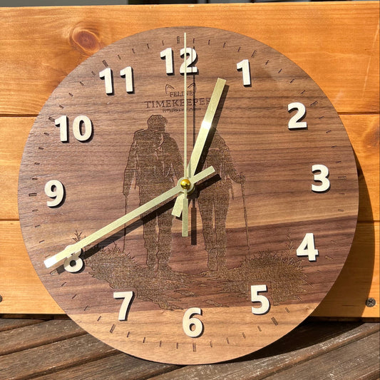 Dřevěnné hodiny s motivem páru na cestě feline timekeepers