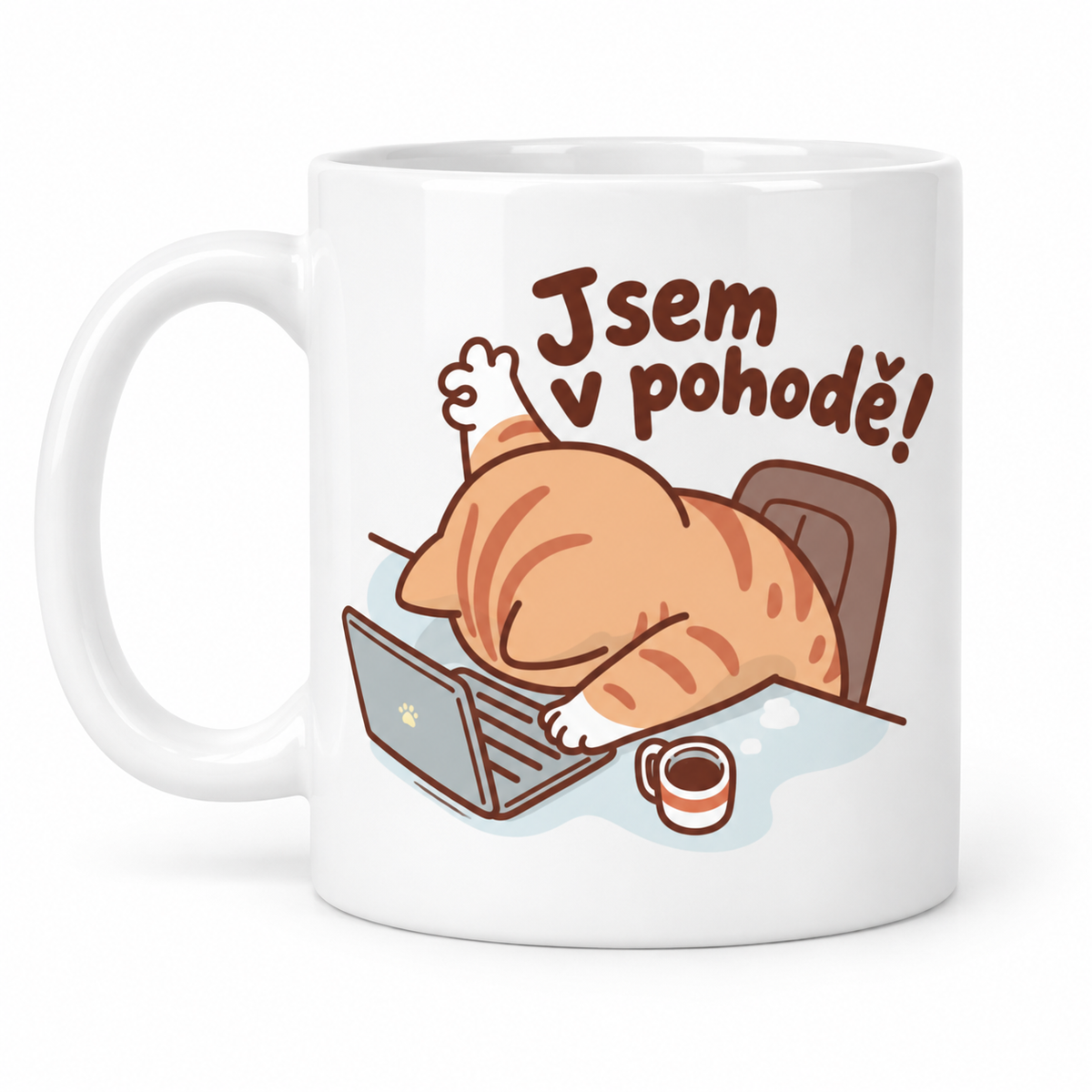 Bílý keramický hrnek s oranžovou kočkou odpočívající u notebooku, šálkem kávy a vtipným nápisem Jsem v pohodě!