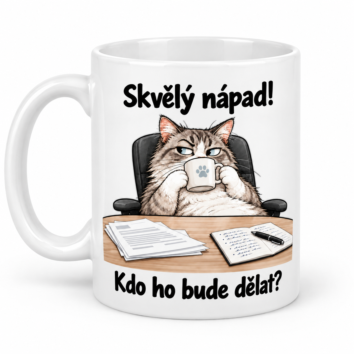 Bílý keramický hrnek s podezřívavou kočkou a nápisem „Skvělý nápad! Kdo ho bude dělat?“, motiv vpravo.