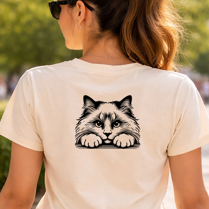 Černobílá stylizovaná nažehlovačka ragdoll kočky vykukující přes hranu s tlapkami aplikovaná na zadní straně pískového trička.