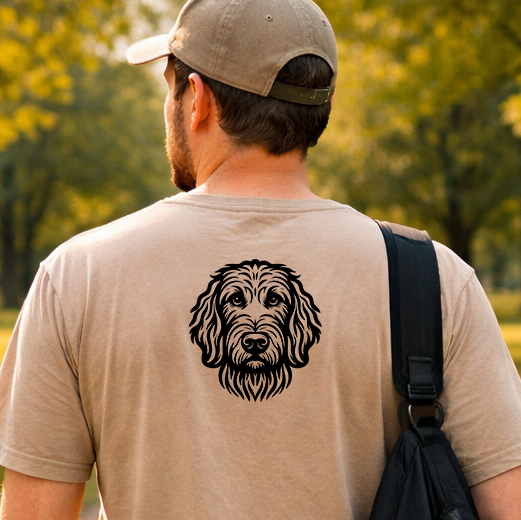 Černá grafická nažehlovačka s hlavou psa Goldendoodle aplikovaná na zadní straně pískového trička.