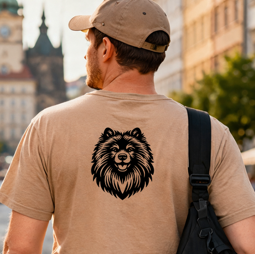 Černá grafická nažehlovačka s hlavou psa Keeshond aplikovaná na zadní straně pískového trička.