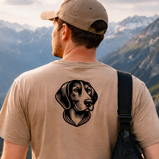 Černá grafická nažehlovačka s hlavou psa Anglický foxhound aplikovaná na zadní straně pískového trička.