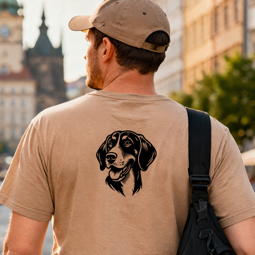 Černá grafická nažehlovačka s hlavou psa Black and tan coonhound aplikovaná na zadní straně pískového trička.
