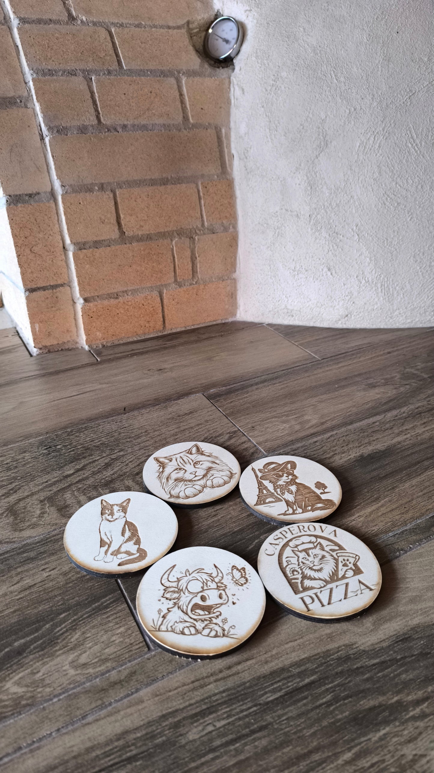 Stylové dřevěné podtácky s motivy na přání