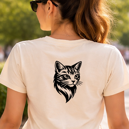 Černobílá stylizovaná nažehlovačka hlavy evropské kočky v moderním grafickém stylu s ostrými liniemi, součást série Stylizované kočky aplikovaná na zadní straně pískového trička.
