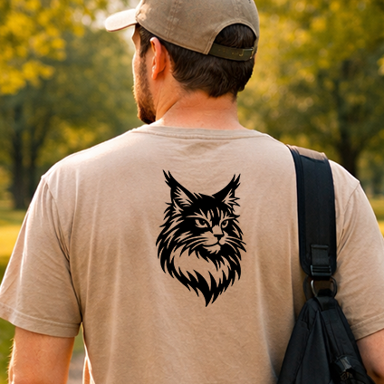 Černobílá stylizovaná nažehlovačka hlavy mainské kočky v moderním grafickém stylu s ostrými liniemi, součást série Stylizované kočky aplikovaná na zadní straně pískového trička.