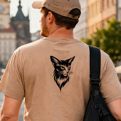 Černobílá stylizovaná nažehlovačka hlavy orientální kočky v moderním grafickém stylu s ostrými liniemi, součást série Stylizované kočky aplikovaná na zadní straně pískového trička.