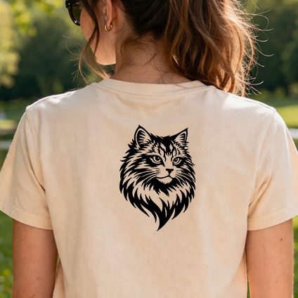 Černobílá stylizovaná nažehlovačka hlavy sibiřské kočky v moderním grafickém stylu s ostrými liniemi, součást série Stylizované kočky aplikovaná na zadní straně pískového trička.
