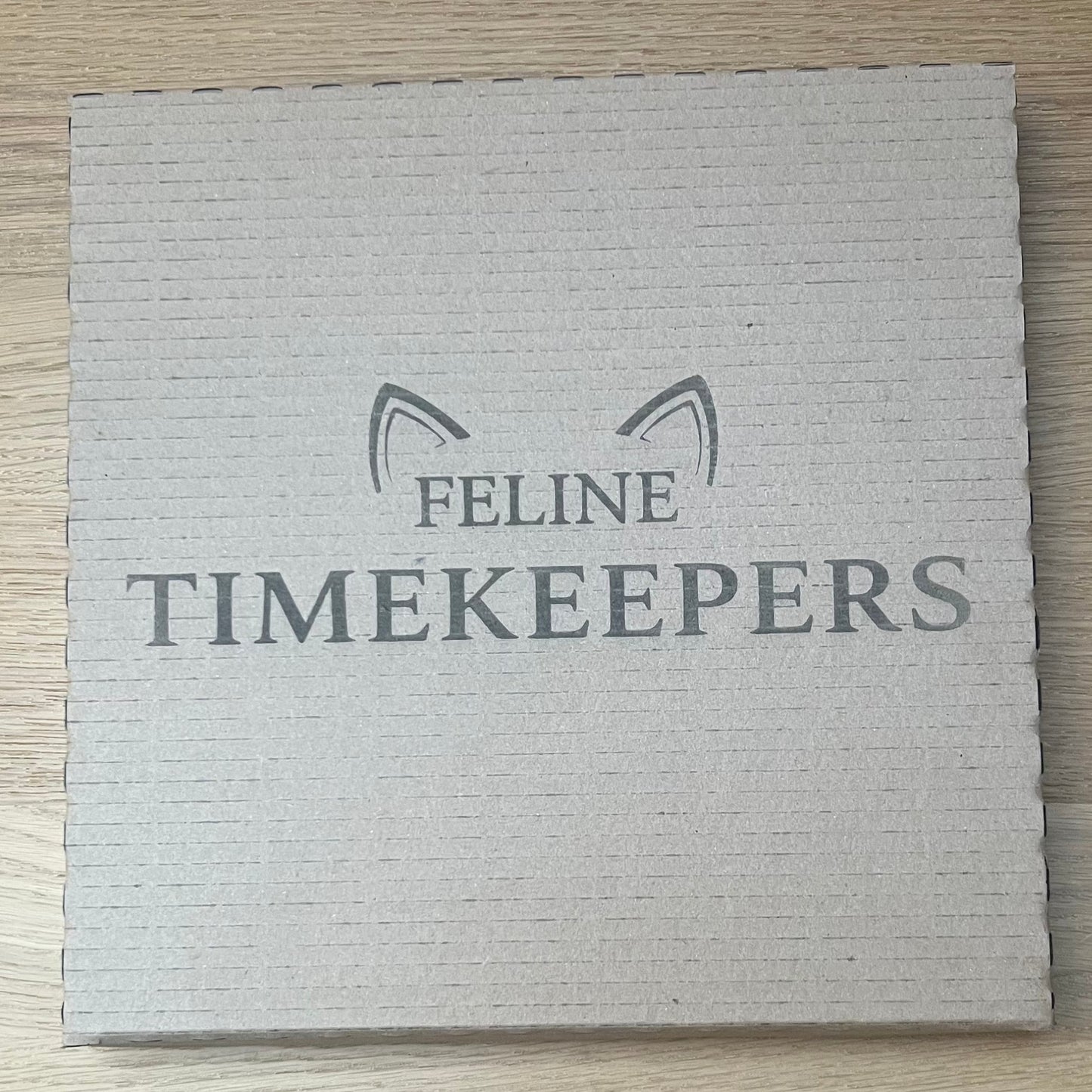 Dřevěné hodiny Sibiřská kočka – Feline Timekeepers (vertikální kresba)