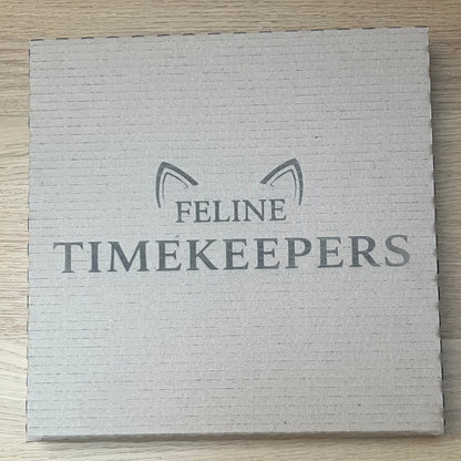 Dřevěné hodiny Sibiřská kočka – Feline Timekeepers (vertikální kresba)