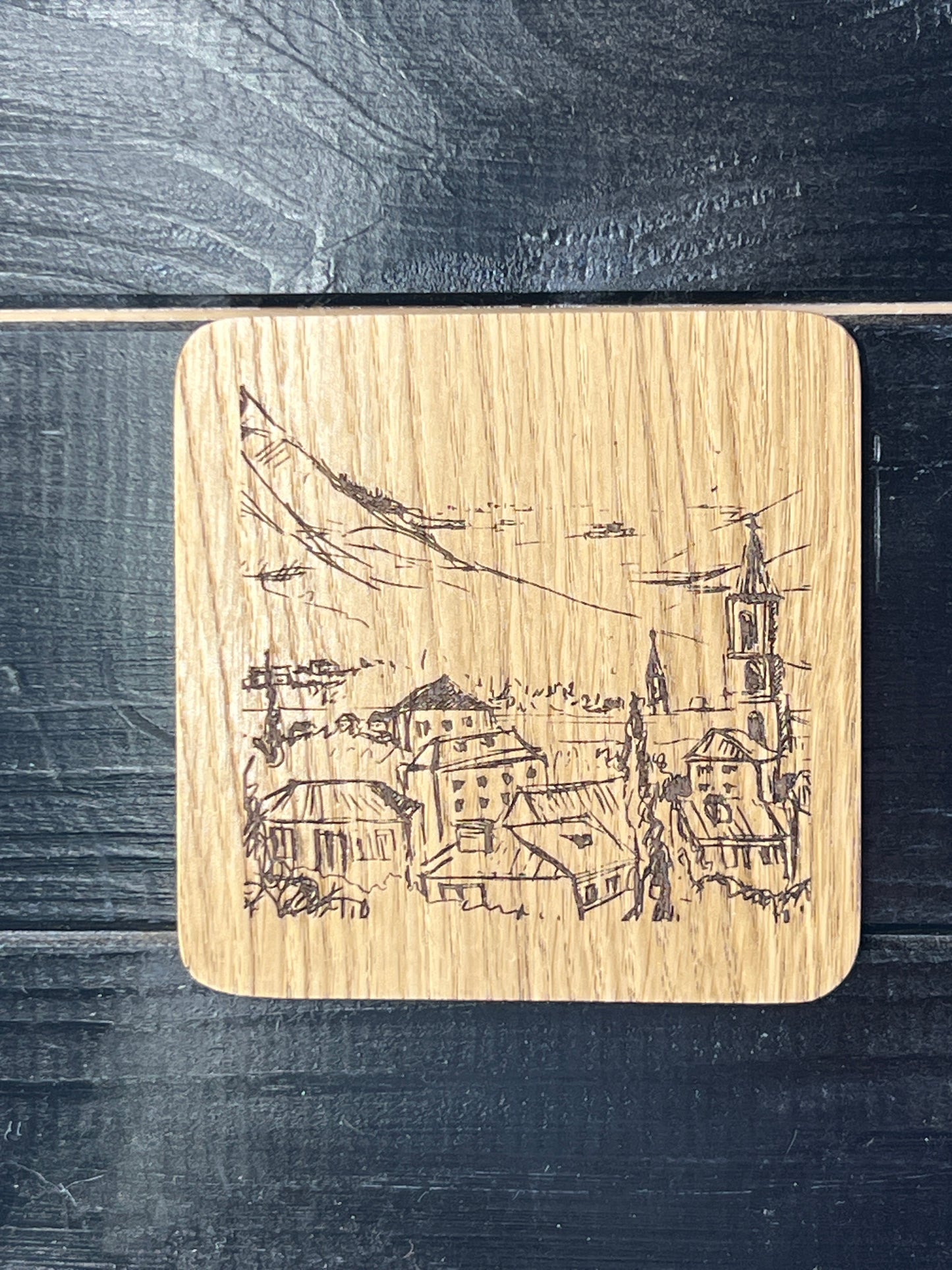 Dřevěný podtácek: Město pod horami