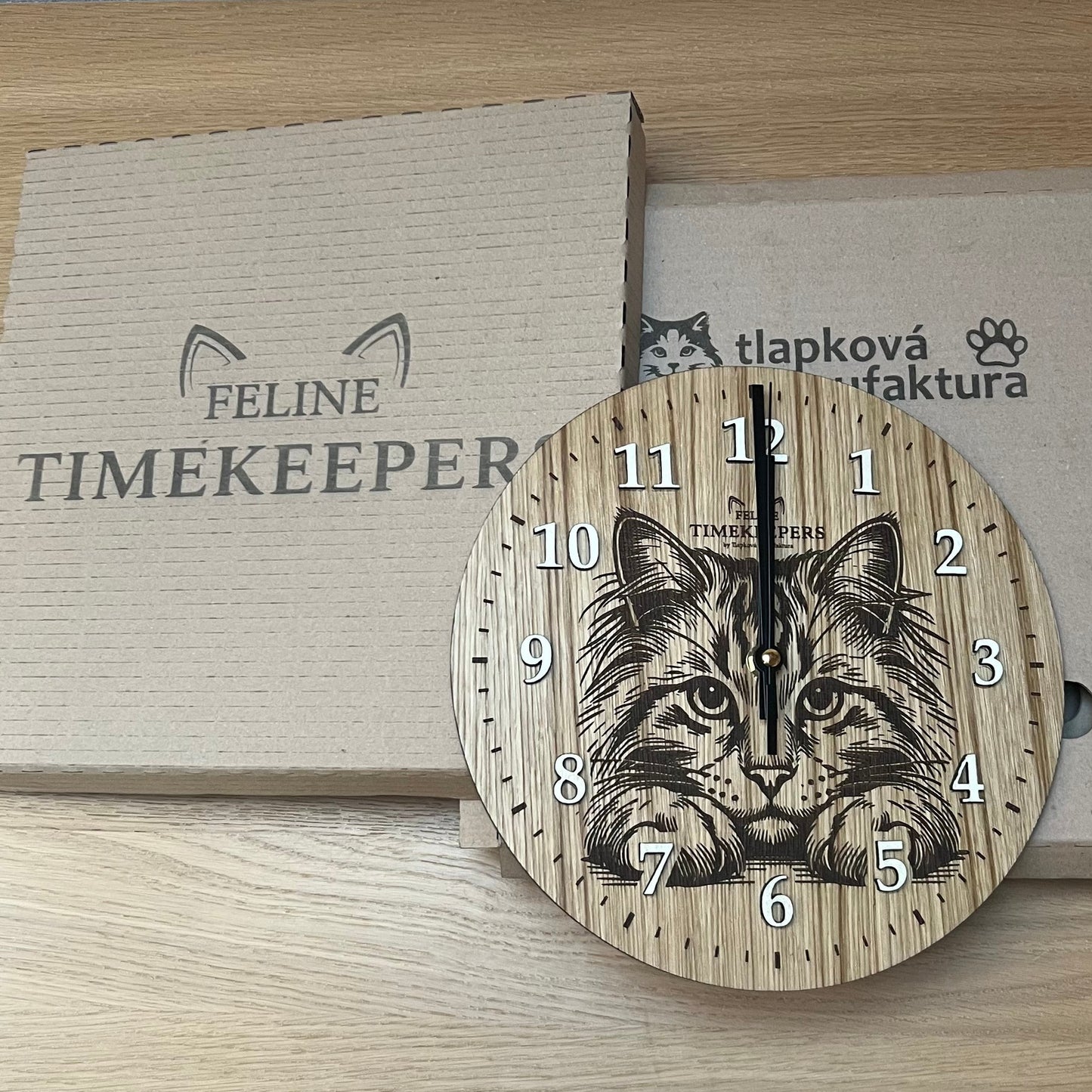 Dřevěné hodiny Sibiřská kočka – Feline Timekeepers (vertikální kresba)