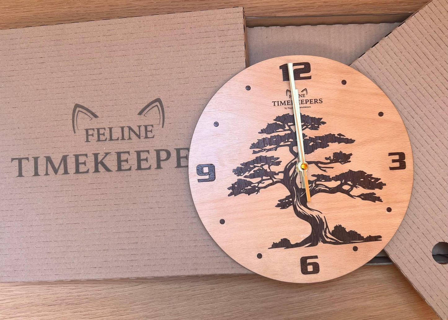Dřevěné hodiny Síla stromu Wenge - Feline Timekeepers