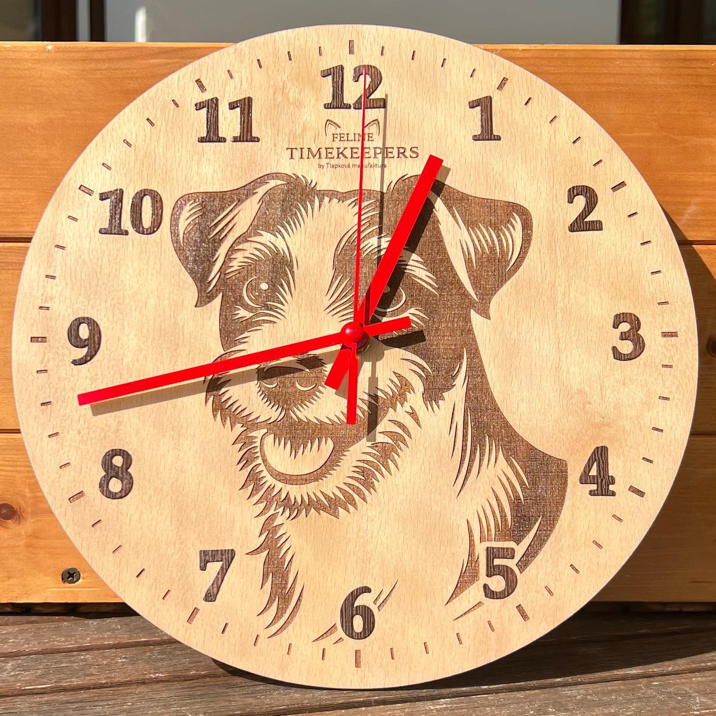 Dřevěné hodiny s motívem Jack Russel Terrier feline timekeepers