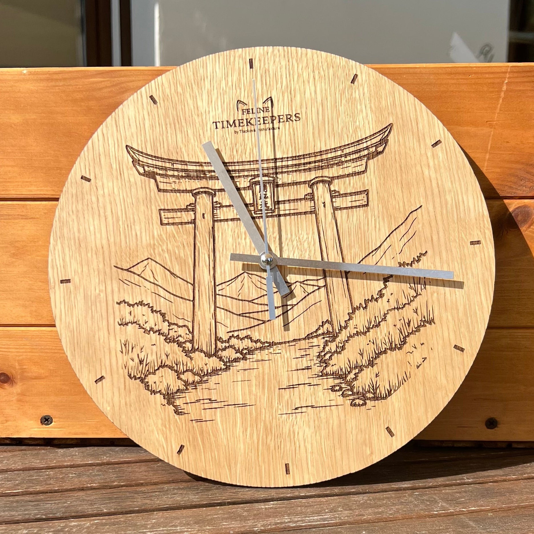 Dřevěnné hodiny s motivem bránz Torii feline timekeepers