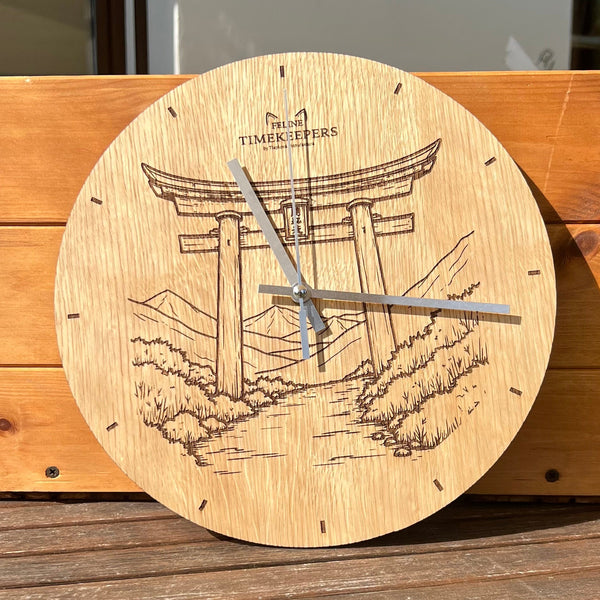 Dřevěné hodiny brána Torii - Feline Timekeepers