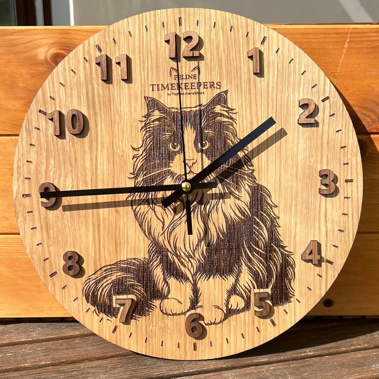 dřevěnné hodiy s motivem kočky ragdoll feline timekeepers