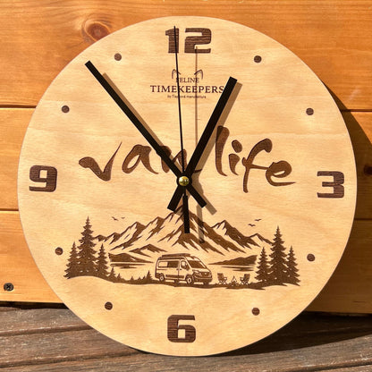 Dřevěnné hodiny s motivem "van life" feline timekeepers