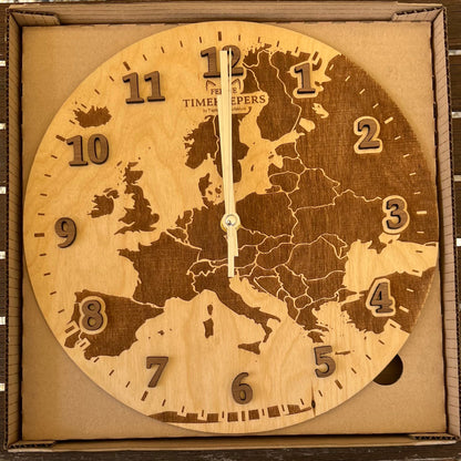 Dřevěnné hodiny s motivem mapy evropy feline timekeepers
