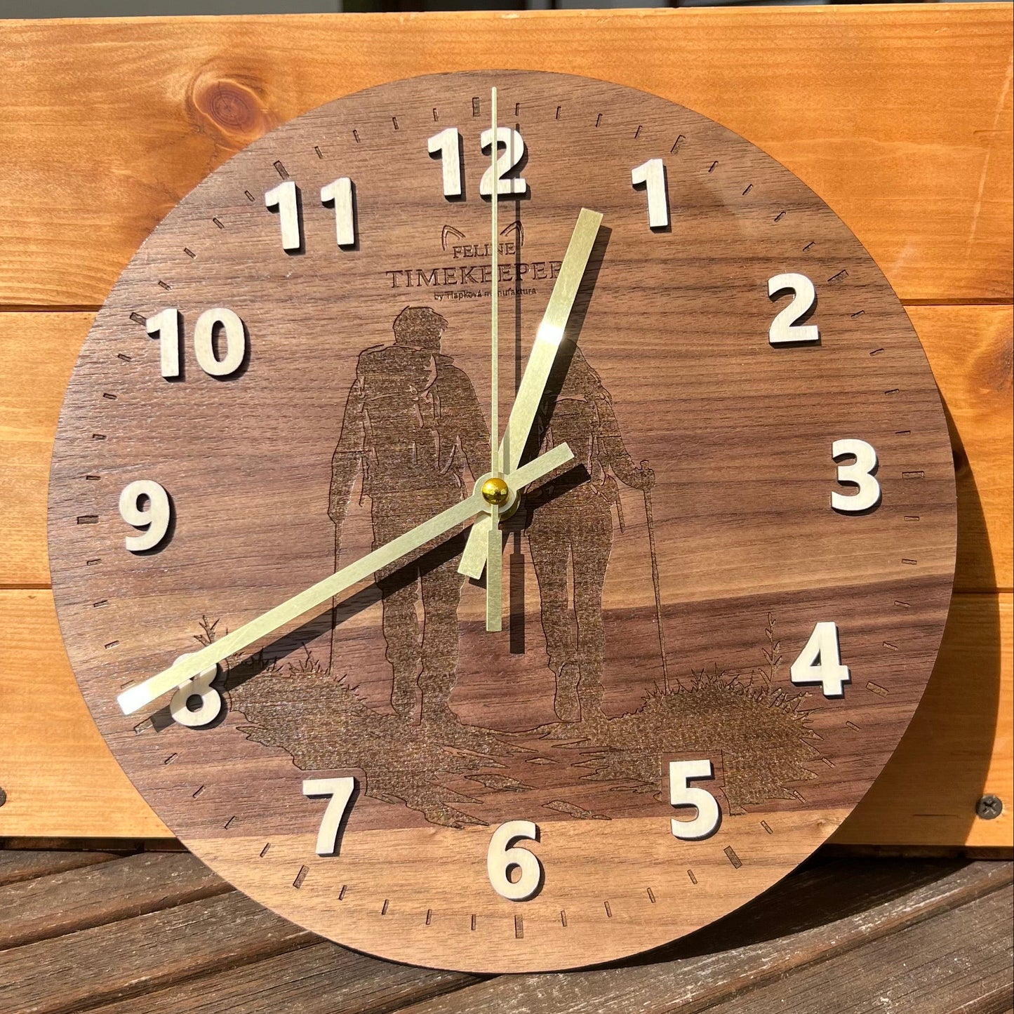 Dřevěnné hodiny s motivem páru na cestě feline timekeepers