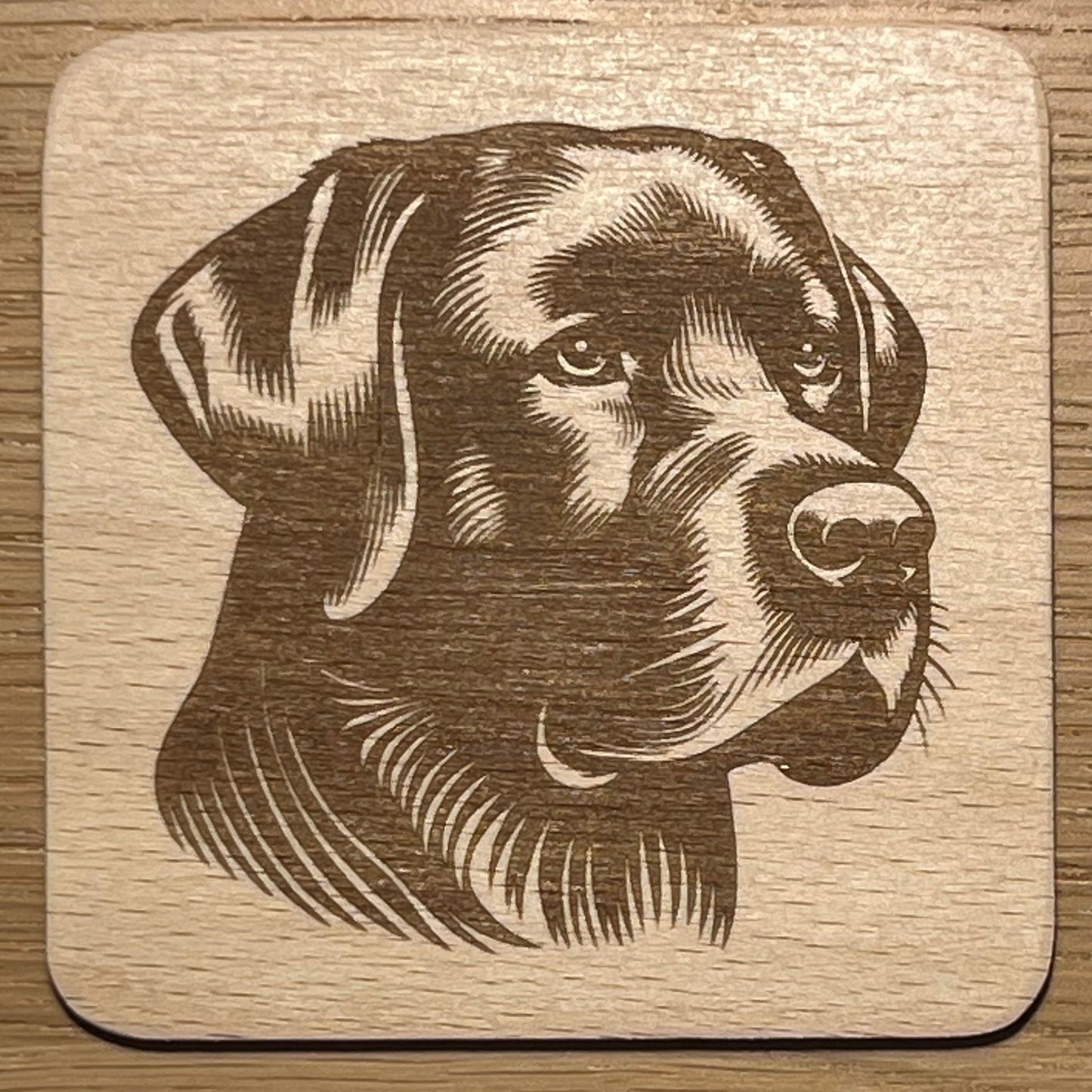 dřevěnný podtácek s motivem labradorského retrívra