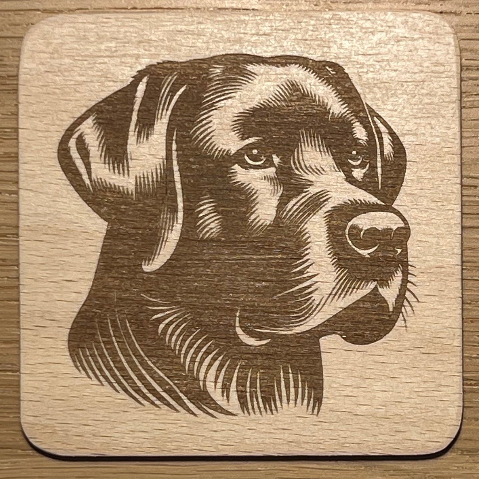 dřevěnný podtácek s motivem labradorského retrívra