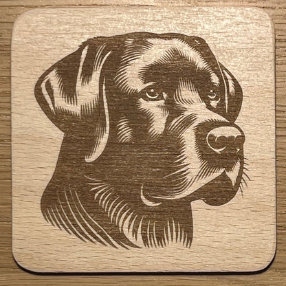 dřevěnný podtácek s motivem labradorského retrívra
