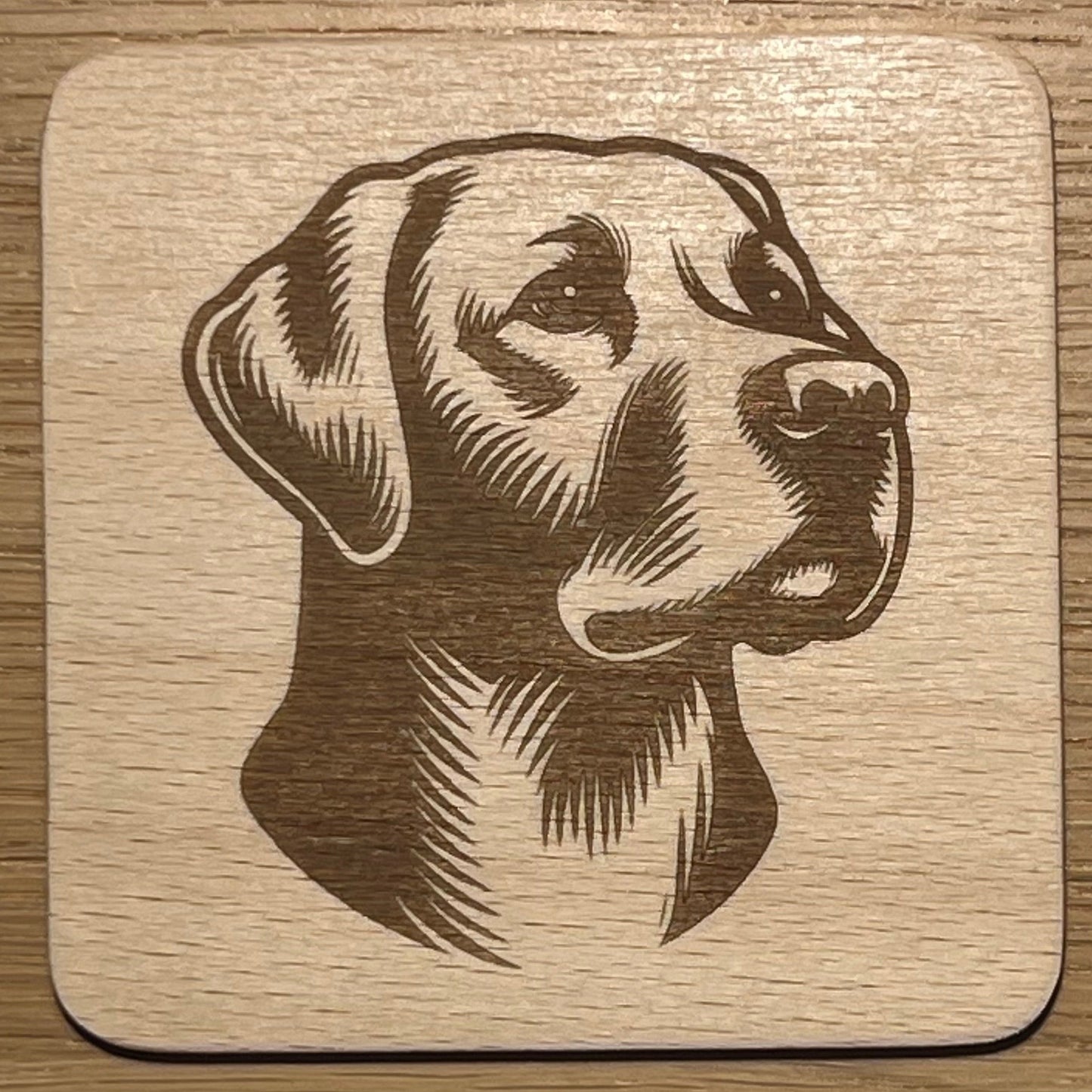 dřevěnný podtácek s motivem labradorského retrívra