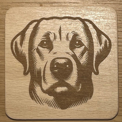 dřevěnný podtácek s motivem labradorského retrívra