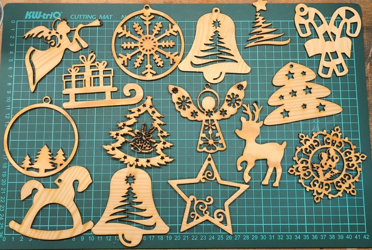 Vyřezávaná vánoční ozdoba (různé motivy)