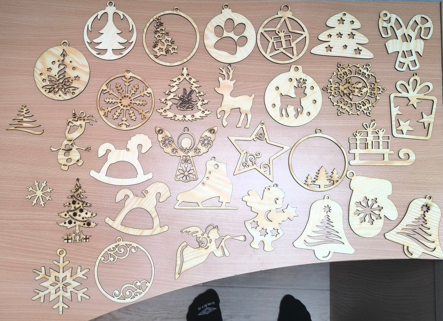 Vyřezávaná vánoční ozdoba (různé motivy)