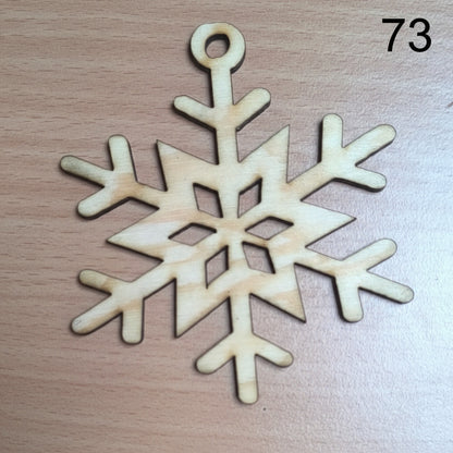 Vyřezávaná vánoční ozdoba (různé motivy)