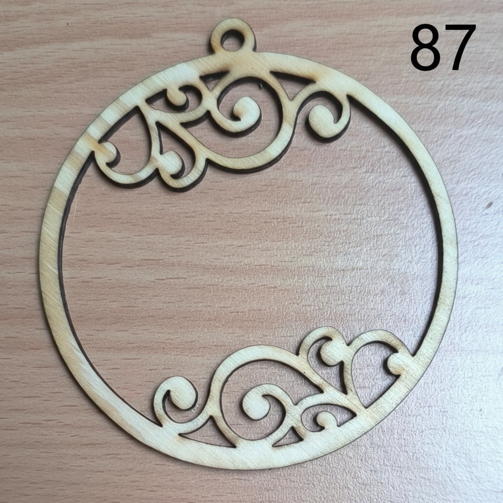 Vyřezávaná vánoční ozdoba (různé motivy)