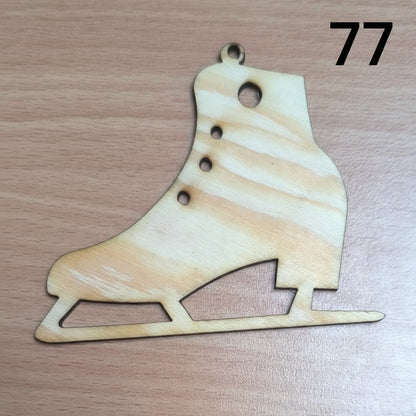 Vyřezávaná vánoční ozdoba (různé motivy)