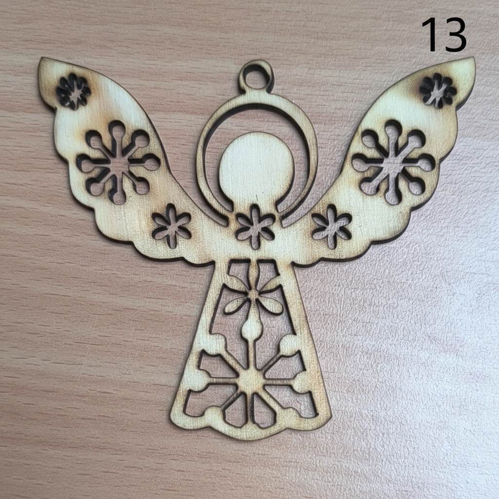 Vyřezávaná vánoční ozdoba (různé motivy)