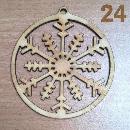 Vyřezávaná vánoční ozdoba (různé motivy)
