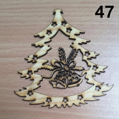 Vyřezávaná vánoční ozdoba (různé motivy)