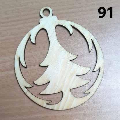 Vyřezávaná vánoční ozdoba (různé motivy)