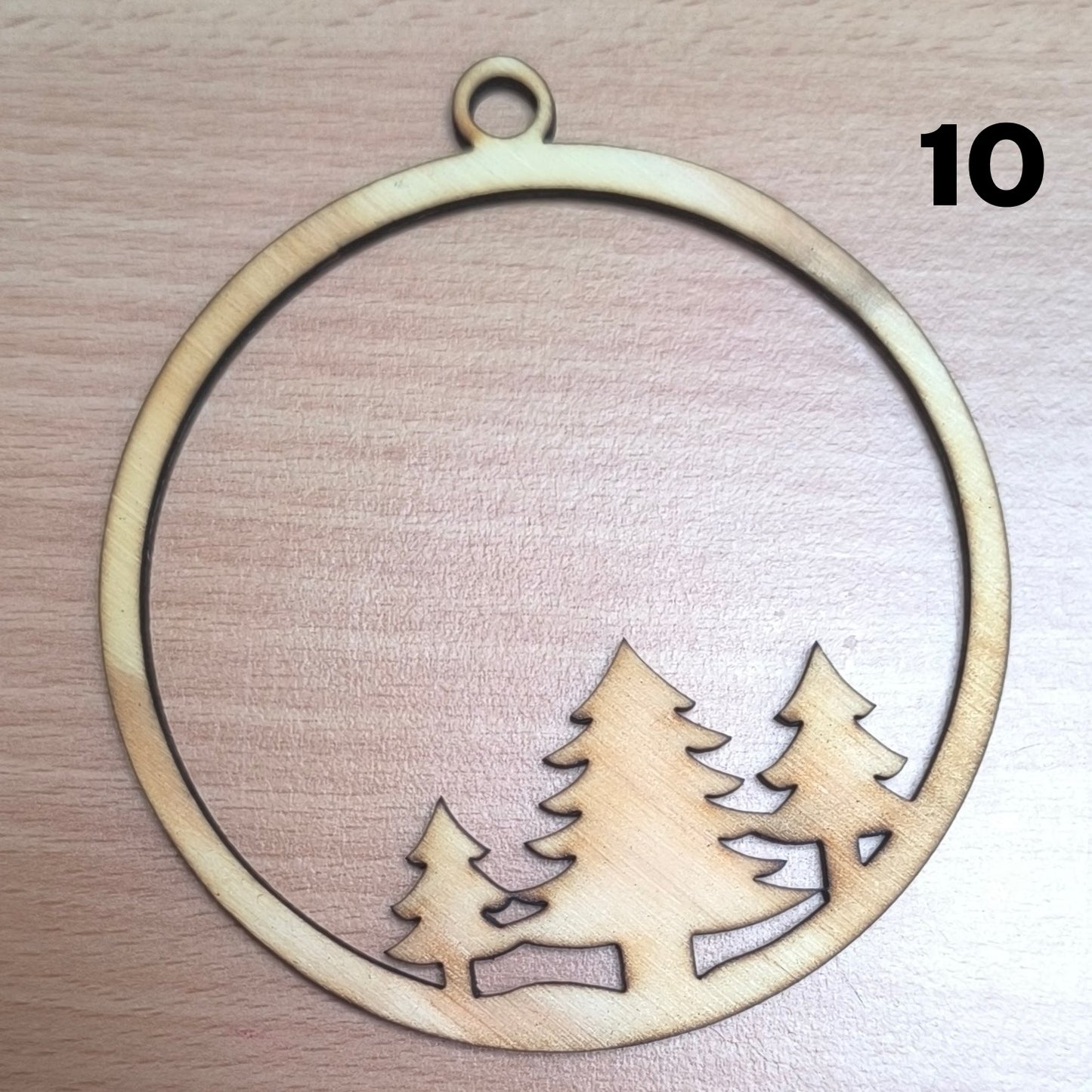 Vyřezávaná vánoční ozdoba (různé motivy)