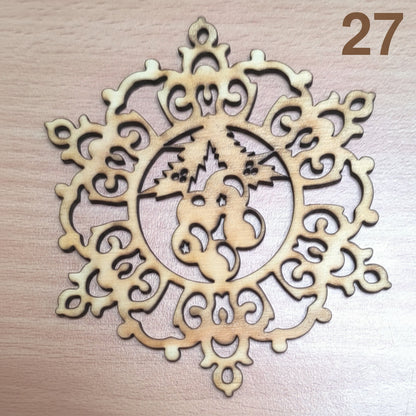 Vyřezávaná vánoční ozdoba (různé motivy)