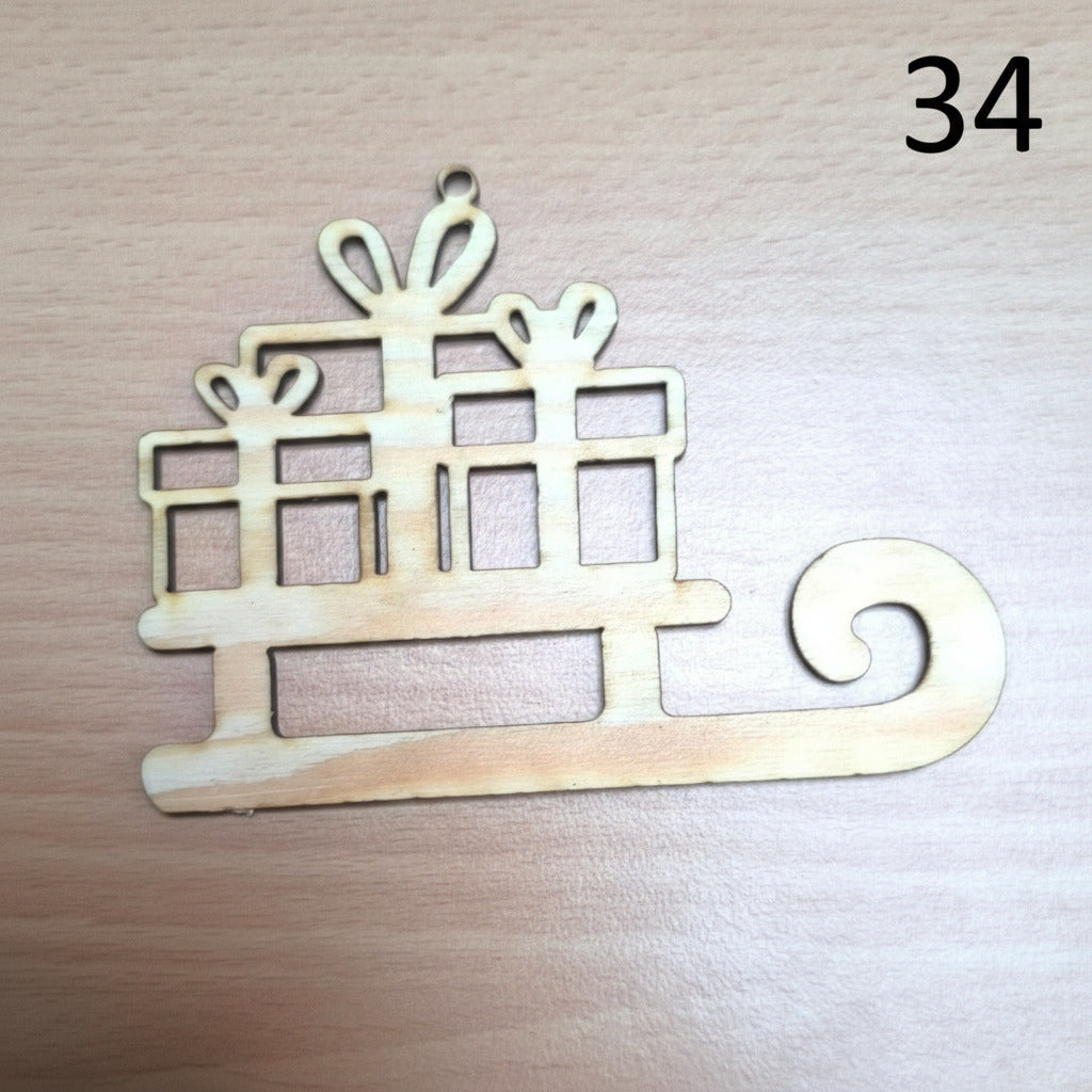 Vyřezávaná vánoční ozdoba (různé motivy)