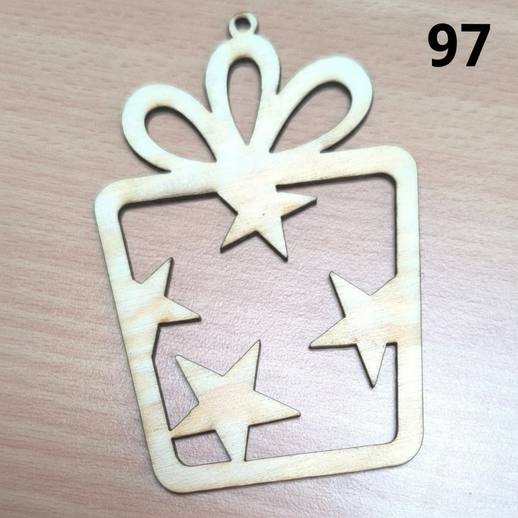 Vyřezávaná vánoční ozdoba (různé motivy)