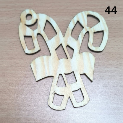 Vyřezávaná vánoční ozdoba (různé motivy)