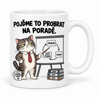 Bílý keramický hrnek s kočkou a nápisem Pojďme to probrat na poradě – motiv vlevo