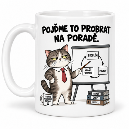 Bílý keramický hrnek s kočkou a nápisem Pojďme to probrat na poradě – motiv vpravo