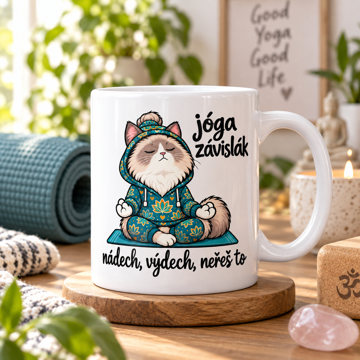 Keramický hrnek s ilustrací meditující kočky a nápisem Jóga závislák - Nádech, výdech, neřeš to